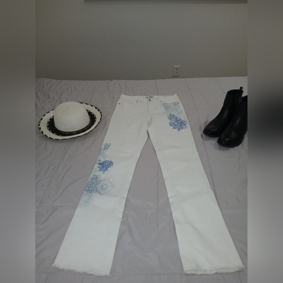 Black Daisy Kate Straight Leg Jeans Size 7 Juniors Embroidered Flower Design - Picture 1 of 6